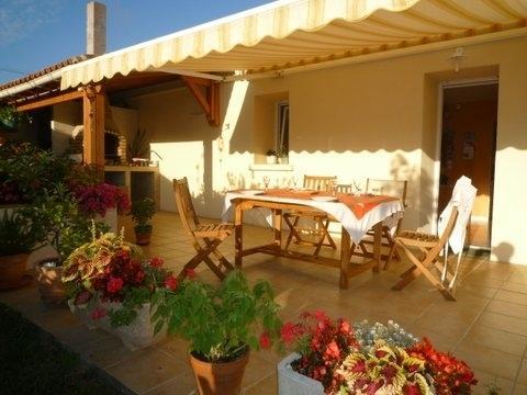 Au Bon Accueil Bed & Breakfast Jonzac Exterior foto