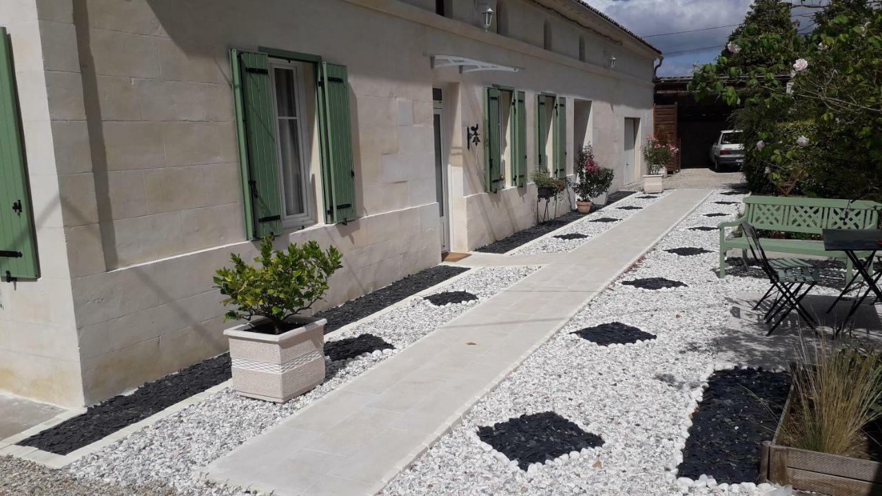 Au Bon Accueil Bed & Breakfast Jonzac Exterior foto